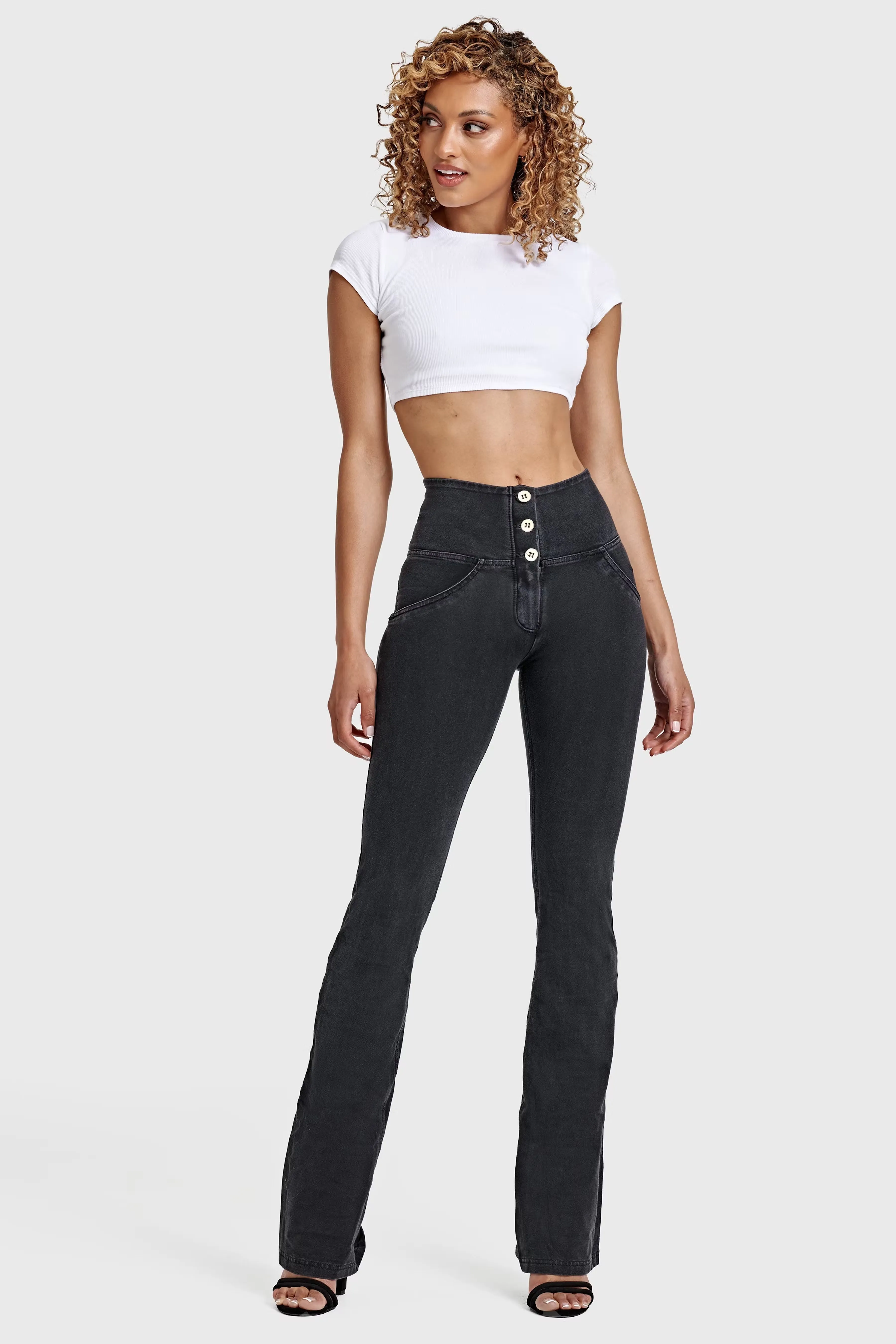 (WRUP11BHC002ORG-J7N)  Zwarte WR.UP® Flared Jeans met een Hoge Taille en Knoopsluiting